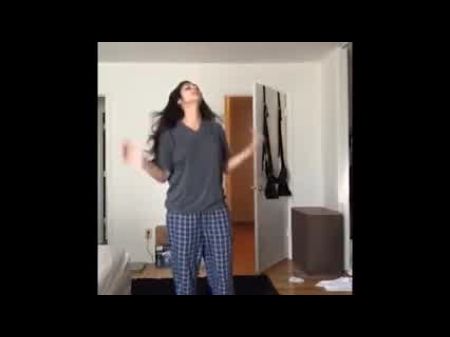 La Esposa Caliente Se Masturba Y Los Dedos Con Piernas Extendidas 