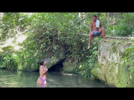 Me folla la chica latina desconocida mientras me bañé en el lago 