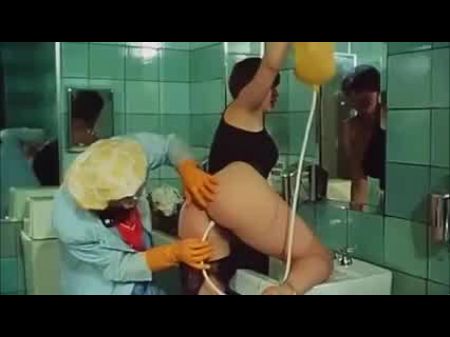 Desiree Cousteau: Escena De Enema De Pretty Peaches 