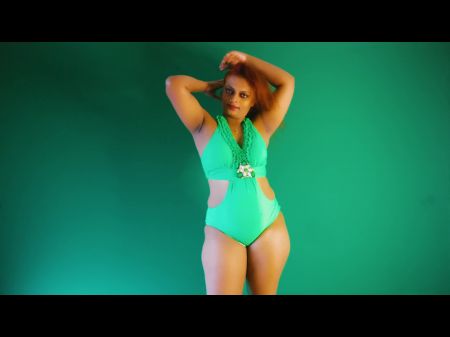 Grüne Schwimmkleidung probieren Sie Blowjob und Hard Ass Fuck 
