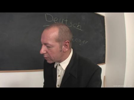 Nette Schüler spritzt überall auf dem Schreibtisch ihres Lehrers 