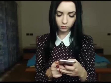 Schöne Brünette zeigt ihren nackten Körper 