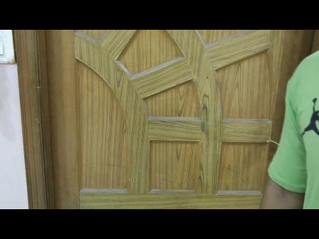 美丽的妻子他妈的避孕套送货男孩