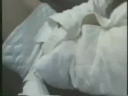 亚洲贝贝在拥挤的城市裸照