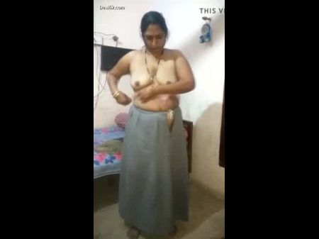 Desi Bhabhi تظهر حصة bobs لها هي فراند 