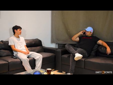 当他不在家里时，我操我老板的继子。 