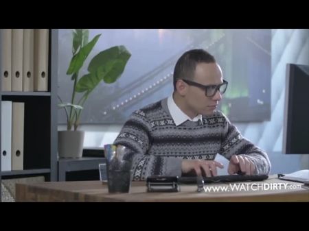 MILF Chefin vom nerd auf klo gebumst 