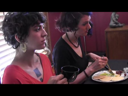 Zieht Die Schamlippen Ihrer Untertanen Lang Und Ihre Muschi Tropft Voller Lust 