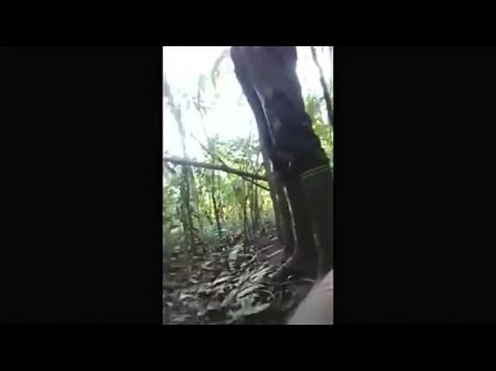 女孩在等待BF，直到那时她被2个家伙在屁股上操了业余