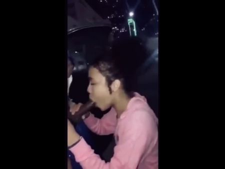 Sexy Thot chupa la polla negra mientras su amiga mira 