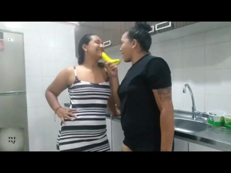 Brincando casual com um pepino 