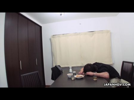 La ama de casa japonesa engañando a su esposo con una vieja amiga sin censura. 