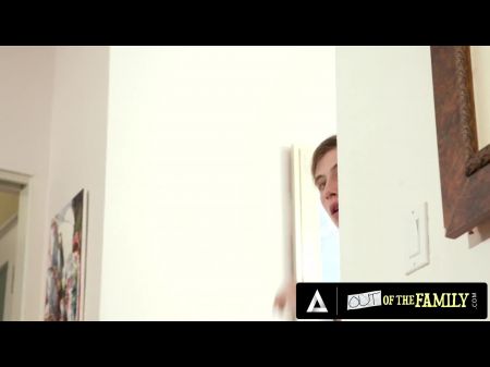 sexy vollbusige Stiefmaterial Jessica Ryan wird in beiden Löchern von ihrem durchlässigen Stiefsohn gefickt 