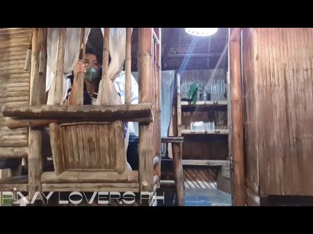 A estudante de 18 anos se divertindo com seu velho guarda na escola 