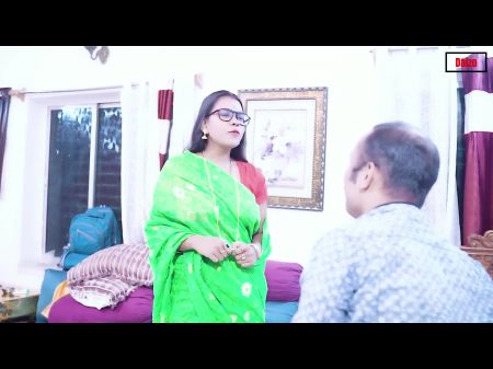 Viejo divirtiéndose con la joven 