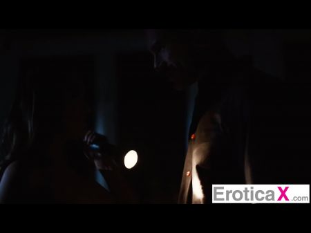 Nena tetona disfruta de un romántico romper 