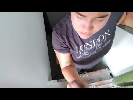 我在屋顶上吸烟，当她吮吸我的公鸡时请我他妈的，所以我不会告诉我的继母