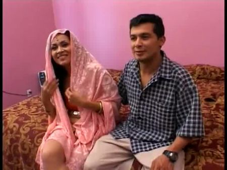 Geile indische Schlampe nimmt ein paar Schwänze in ihre Löcher 