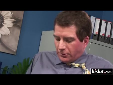 Secretario caliente follando a su jefe 