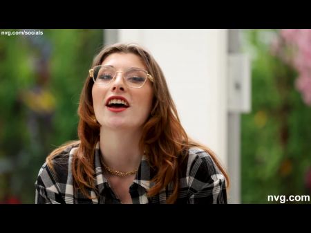 Figura de vidrio de hora con un buen culo grande para esta chica de piel pálida al lado 