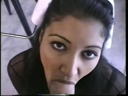 Die indische Krankenschwester spielt mit ihrer Freundin und dann schließt sich ein Typ bei 