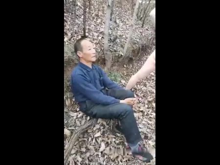 亚洲妻子与丈夫在户外缠着老人