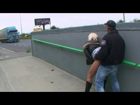 Pequeña chica titada obteniendo una gran carga de semen en su hermosa cara 