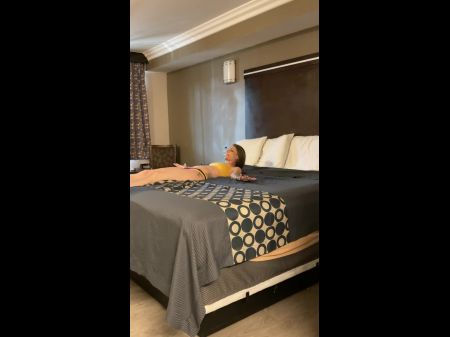 他妈的妻子深深地努力，直到她长时间努力