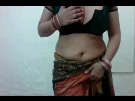 Impresionante muestra de grandes tetas de una ama de casa india en Cam 
