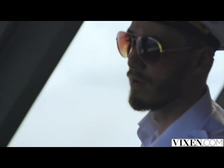 - Beach Bunny Nancy es irresistible en su pequeño bikini 