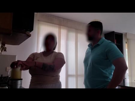 Maid com enorme mama natural deixa seu chefe tocar 