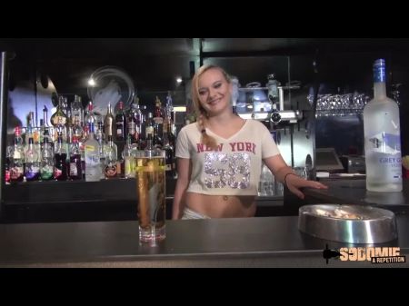 Lana y Eliana, en un bar 