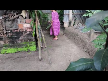 Eu vejo minha tia limpando o quintal, eu a abracei e comecei a foder 