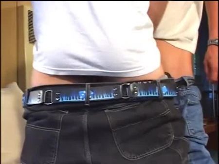 溜冰家伙和朋友在沙发上有一个美丽的丰满黑发