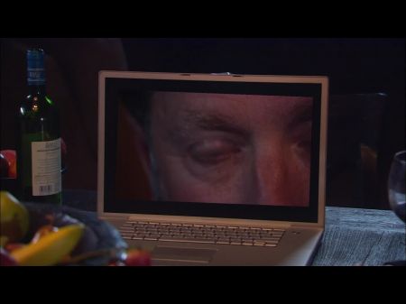 与朋友的晚餐结束与金发碧眼的大山雀的性爱