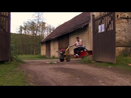 Ein wunderschönes Brünette Babe verehrt ihre warme Belohnung für ihre massiven Brüste 