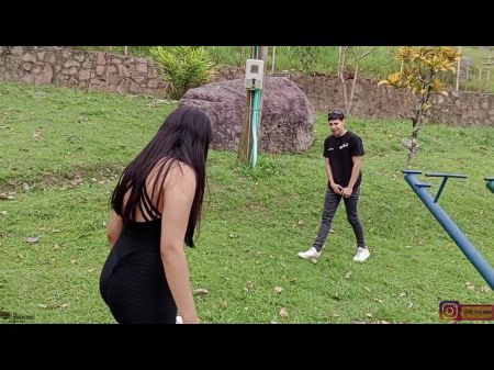 Der schöne Samantha wird vom Gärtner gefickt, während sie allein im Kabinenporno auf Spanisch sind 