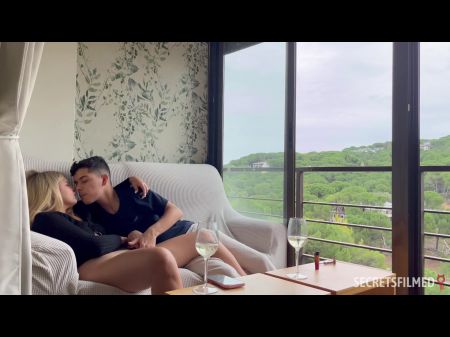外面多云，所以我们整天都呆在家里