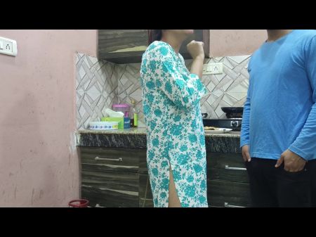 美丽的印度继妈妈猫和屁股在厨房印地语时用继子搞砸了印度