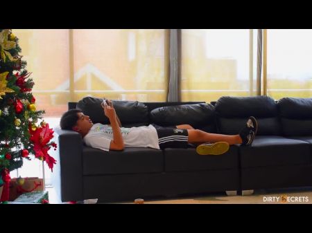 Mi madrastra se enoja conmigo porque me atrapó masturbándose con sus bragas. 