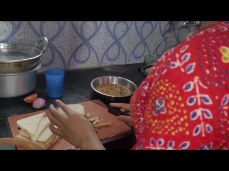 Desi Mädchen Khana Banate Banate apane yaar ke Sath Chud Gahi 