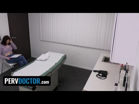 Ruiva curvilínea com grandes nipps hadley haze cura seu espirro com pau gordo em seu médico de buceta 