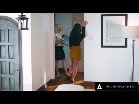 El agente inmobiliario de los pecados modernos entra en una pareja de lesbianas interraciales apasionadamente follando 