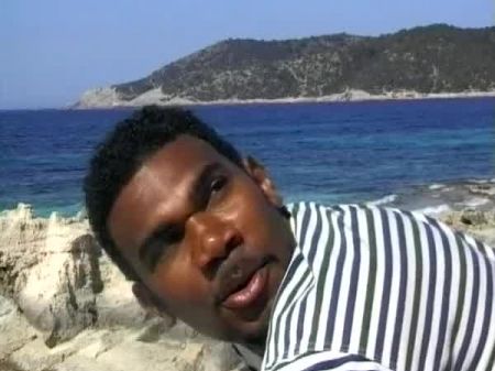 Georges Gata Alemão recebendo um trio inter -racial na praia 