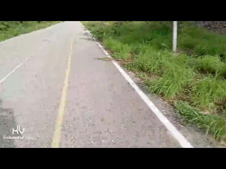 O homem pervertido me persegue e me mostra seu pênis, não pude resistir à emoção que ele me causou 