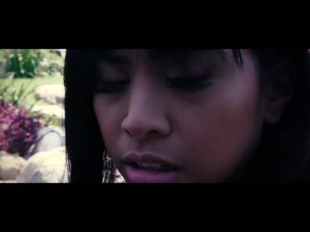 Ember Snow se pone de rodillas para una polla negra madura 