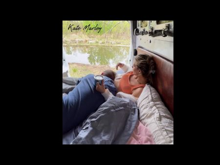 Fingern Kate Marley in der Natur echter Outdoor -Orgasmus 