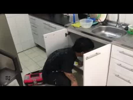 Ich fixiere den Abfluss für den Chef sehr schön 