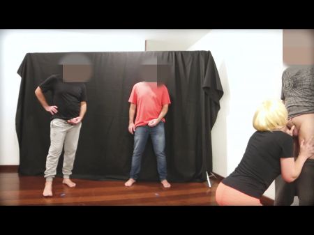 Blowjob für Freunde hinter der Bühne des Theaters. 