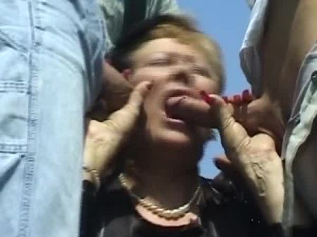 Wilde Deutsche Dame wird von drei harten und geladenen Schwänzen im Freien gefickt 